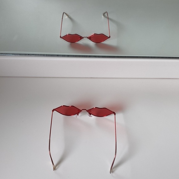 2 FUN Tinted Sunglasses & Case: KISS LIP Shape Wire Frame & Large Plastic Frame - Picture 8 of 10